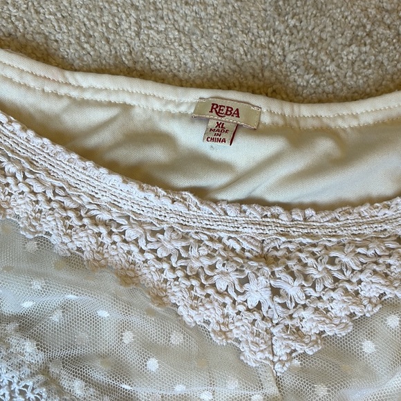 Reba lace blouse - Picture 3 of 3